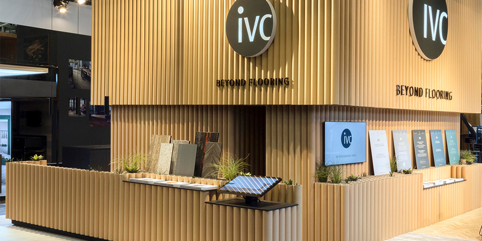 Een mooie bekroning op BAU: IVC Beyond Flooring-stand wint zilveren A’ Design Award