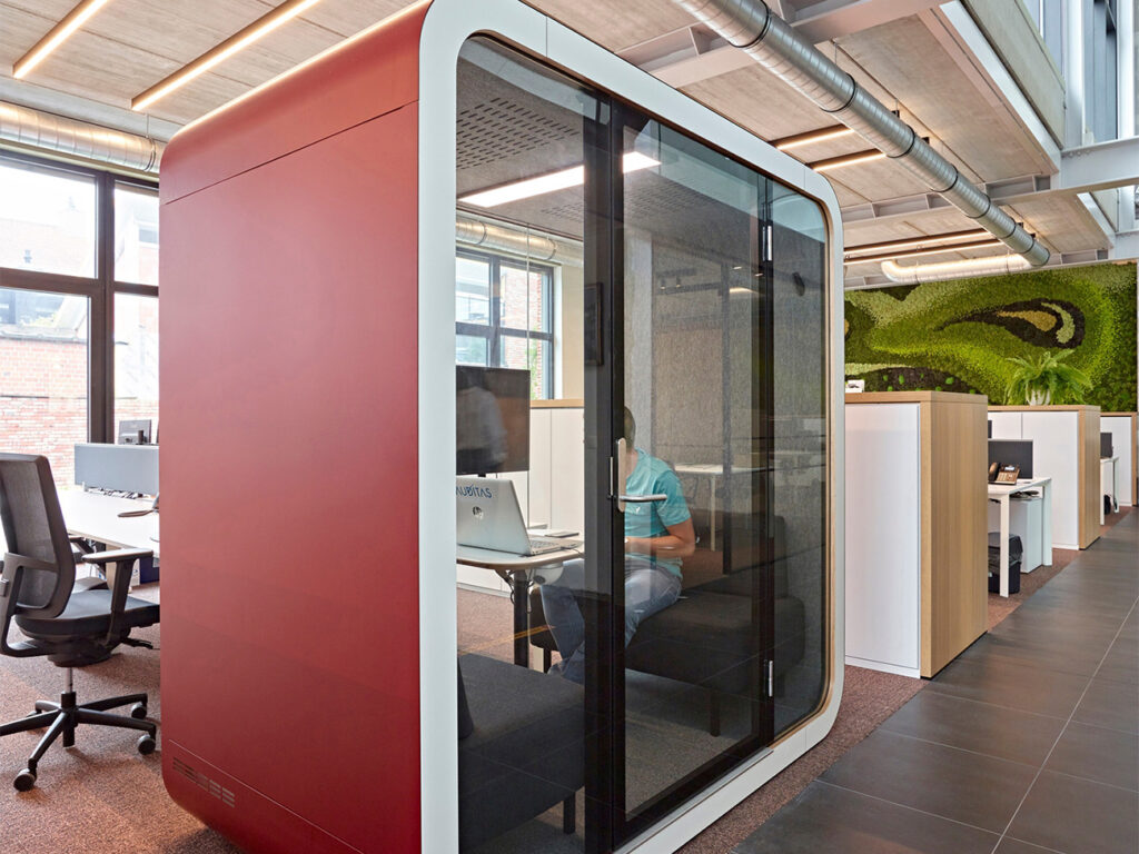 Akoestische pods en phonebooths voor een productieve kantoorinrichting
